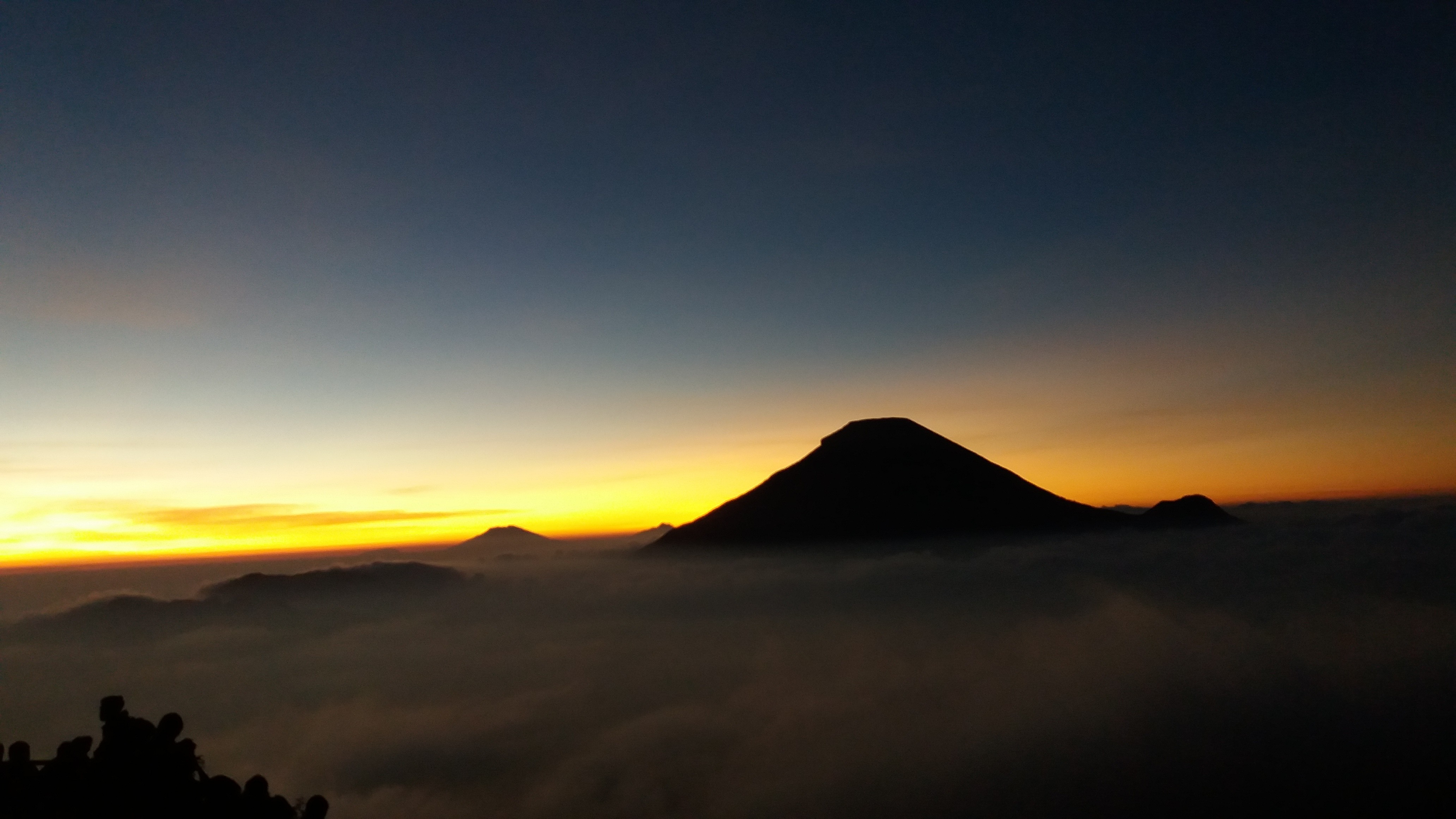 Menikmati Indahnya Sunrise di Dataran Tinggi Dieng dari Puncak Sikunir