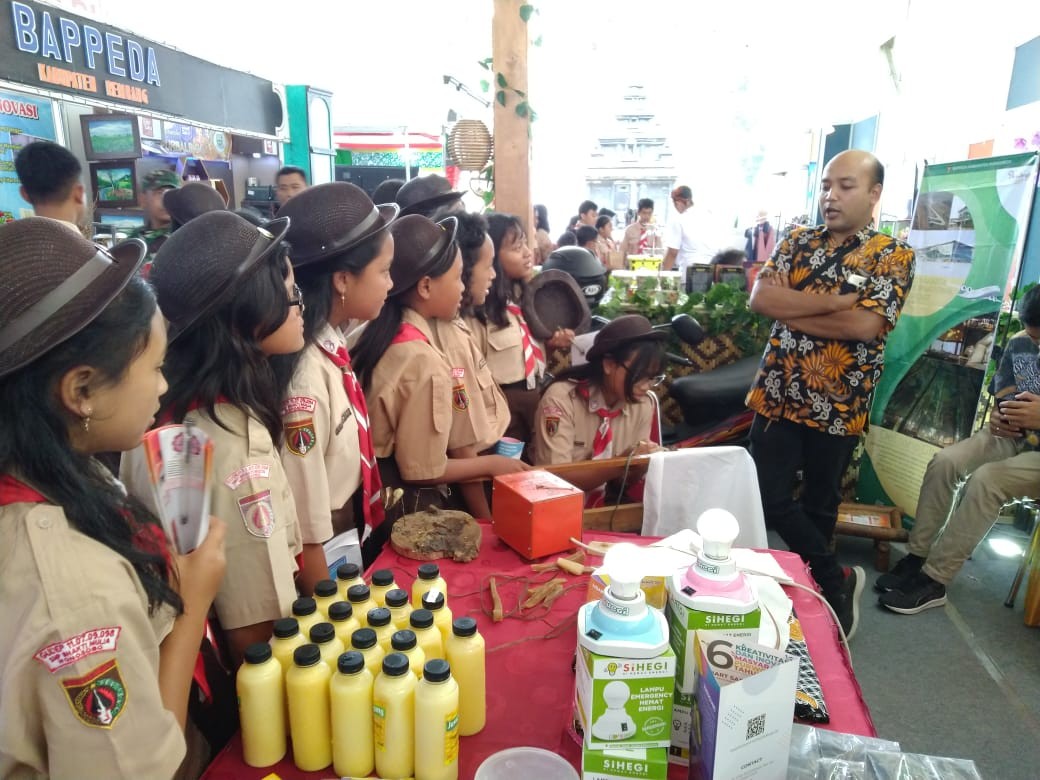 Para Pelajar Wonosobo Latihan Membatik Di Stand Bappeda Purworejo