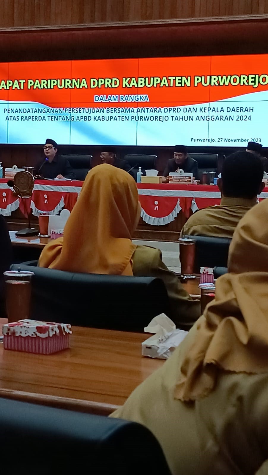 Mengikuti Rapat Paripurna Penandatanganan Persetujuan Bersama antara DPRD dan Kepala Daerah