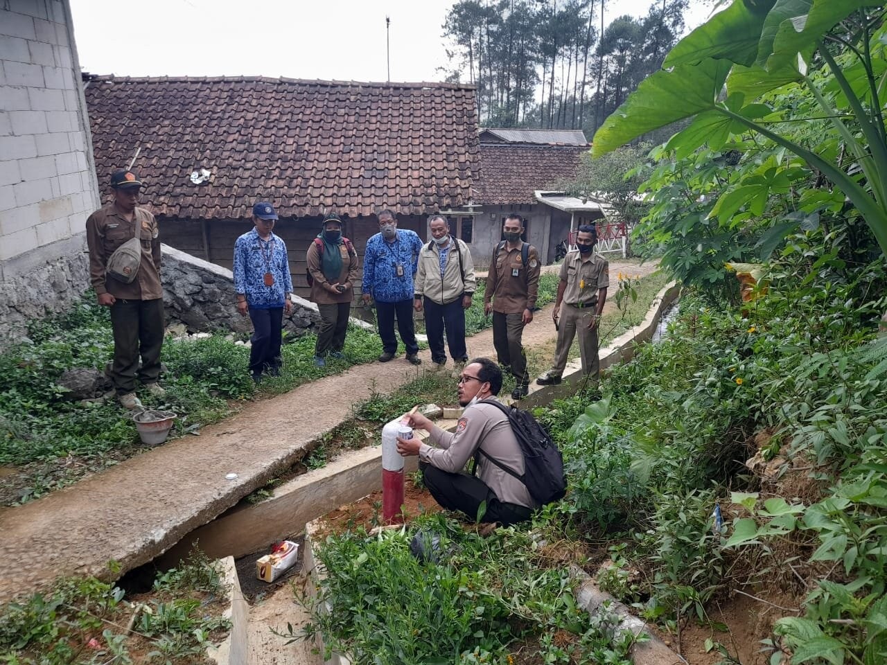 Pemasangan Patok Kawasan Hutan yang Akan Dilepaskan Pada Proses Tukar Menukar Kawasan Hutan di Desa Kambangan Berjalan Lancar 