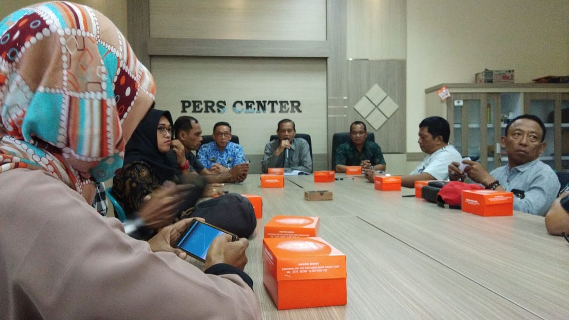 Panitia Seleksi Direktur PDAU Memberikan Pers Conference di Pers Center Kompleks Sekretariat Daerah