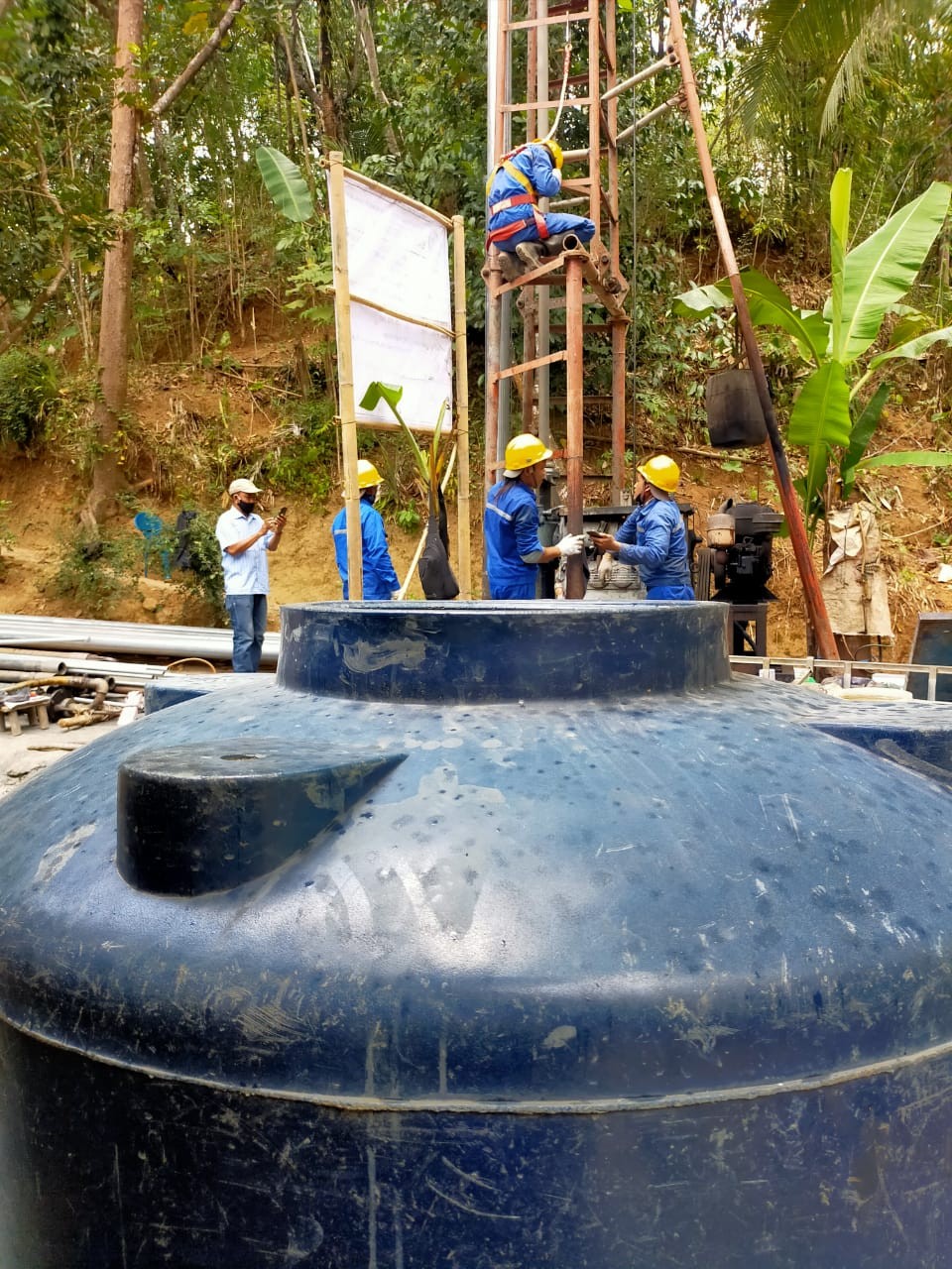 Bappeda Melaksanakan Monitoring Pemasangan Chasing Sumur Bor di Desa Brenggong